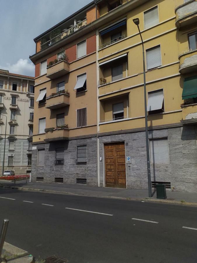 Meta Italy da Silvia Apartment Milan Bagian luar foto